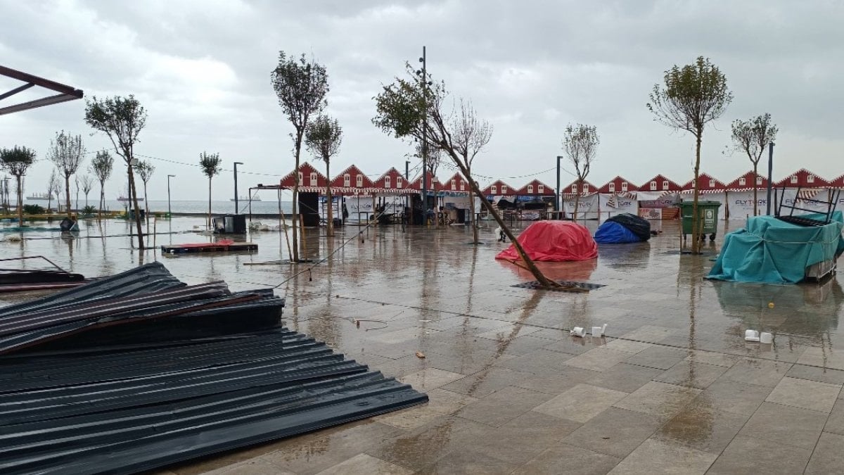 Hatay'da fırtına: Direkler devrildi, araçlar zarar gördü