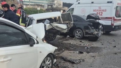 Balıkesir'de 4 araç birbirine girdi: 1 kişi hayatını kaybetti