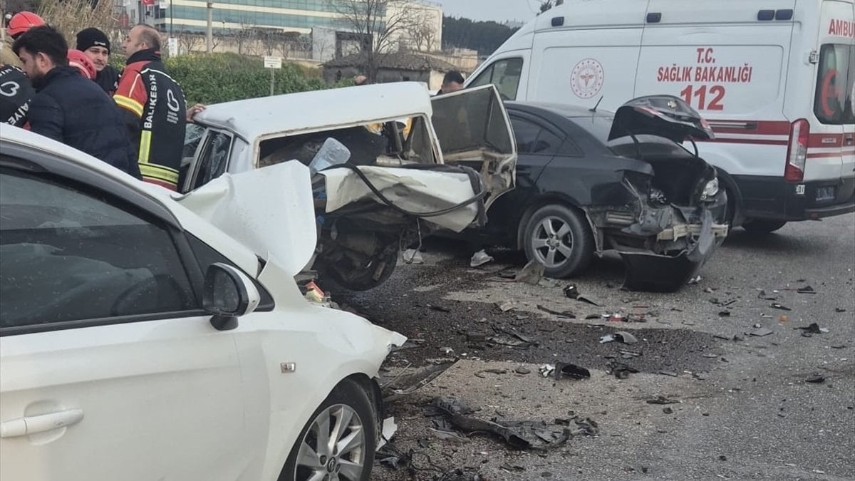 Balıkesir'de 4 araç birbirine girdi: 1 kişi hayatını kaybetti