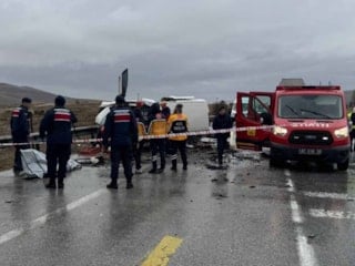 Konya’da feci kaza: Baba ve oğlu hayatını kaybetti, 4 yaralı