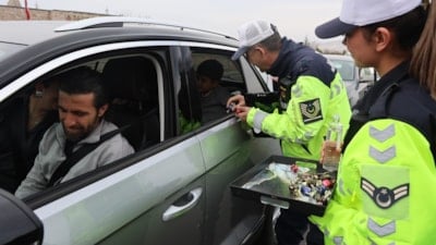 Kapadokya’da jandarmadan bayrama özel tatlı karşılama