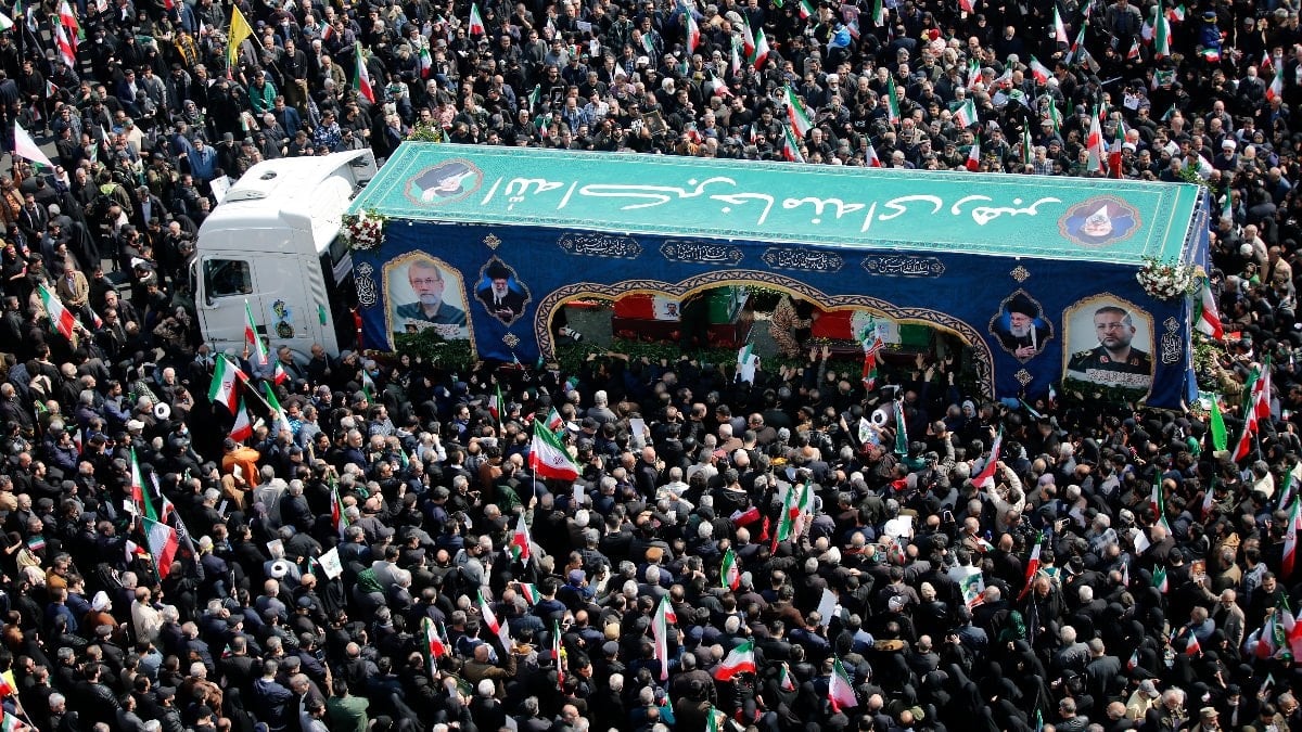 İran'da Laricani'nin cenaze törenine binler katıldı