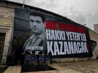 Beşiktaş'tan göndermeli pankart: Hakkı Yetenler kazanacak!