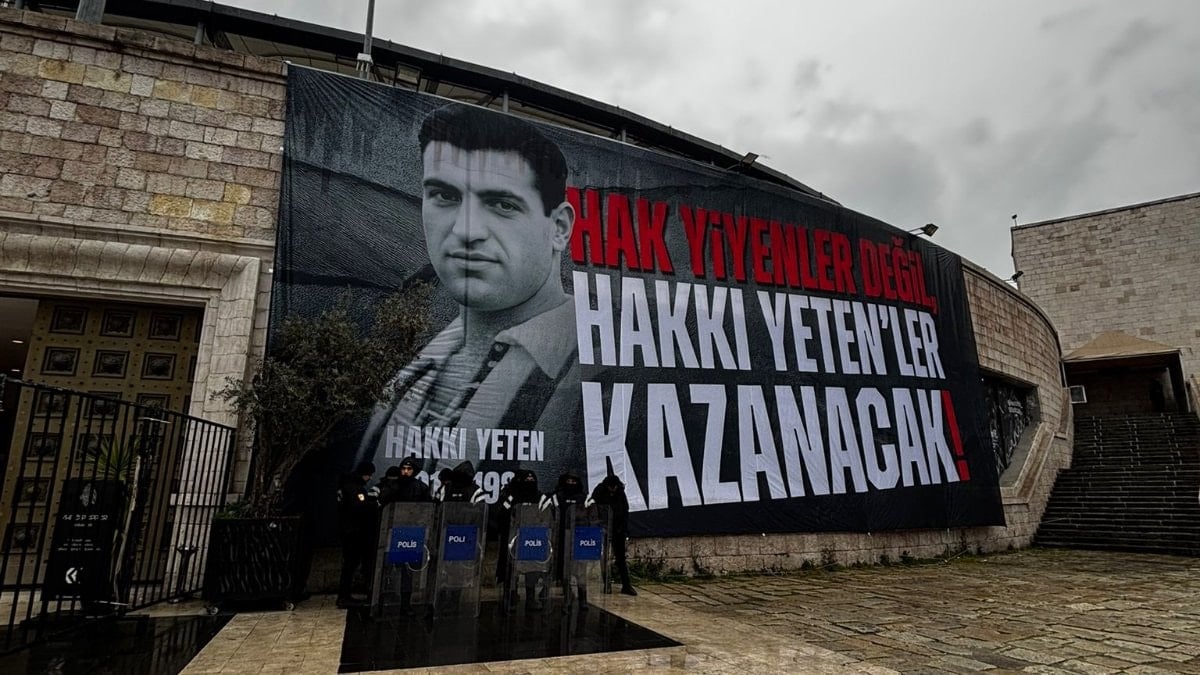 Beşiktaş'tan göndermeli pankart: Hakkı Yetenler kazanacak!