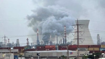 İsrail'in Hayfa petrol tesisinde patlama: Siyah dumanlar yükseldi
