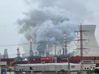 İsrail'in Hayfa petrol tesisinde patlama: Siyah dumanlar yükseldi