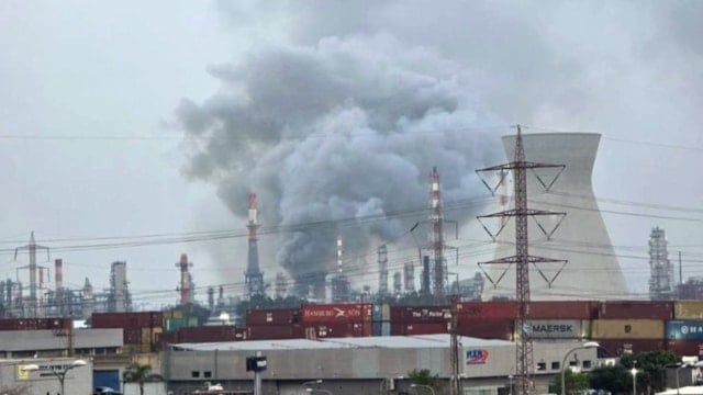 İsrail'in Hayfa petrol tesisinde patlama: Siyah dumanlar yükseldi