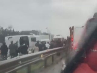 İstanbul'da D-100 karayolunda minibüs devrildi: Ölü ve yaralılar var