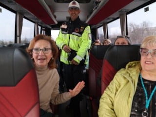 Jandarma sürücülere kuralları hatırlattı, şeker ve kolonya ikram etti