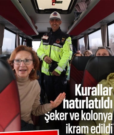 Jandarma sürücülere kuralları hatırlattı, şeker ve kolonya ikram etti