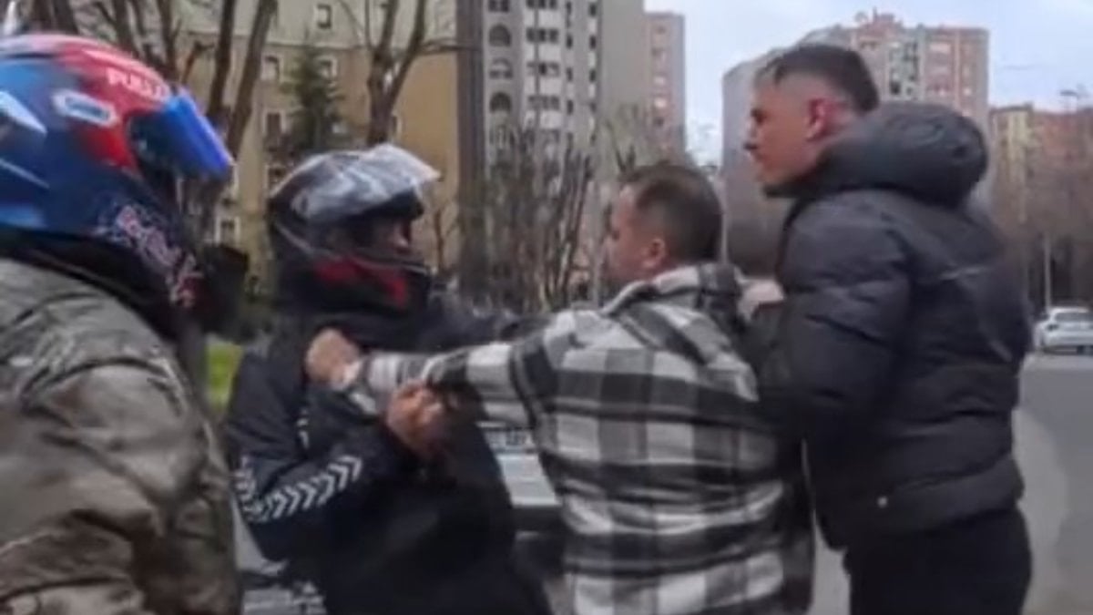İstanbul'da motosiklet sürücüsüne saldırı: O anlar kask kamerasında