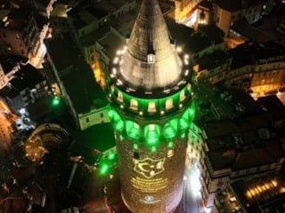 Galata Kulesi'ne yansıtılan yazıyla Ramazan'a veda edildi