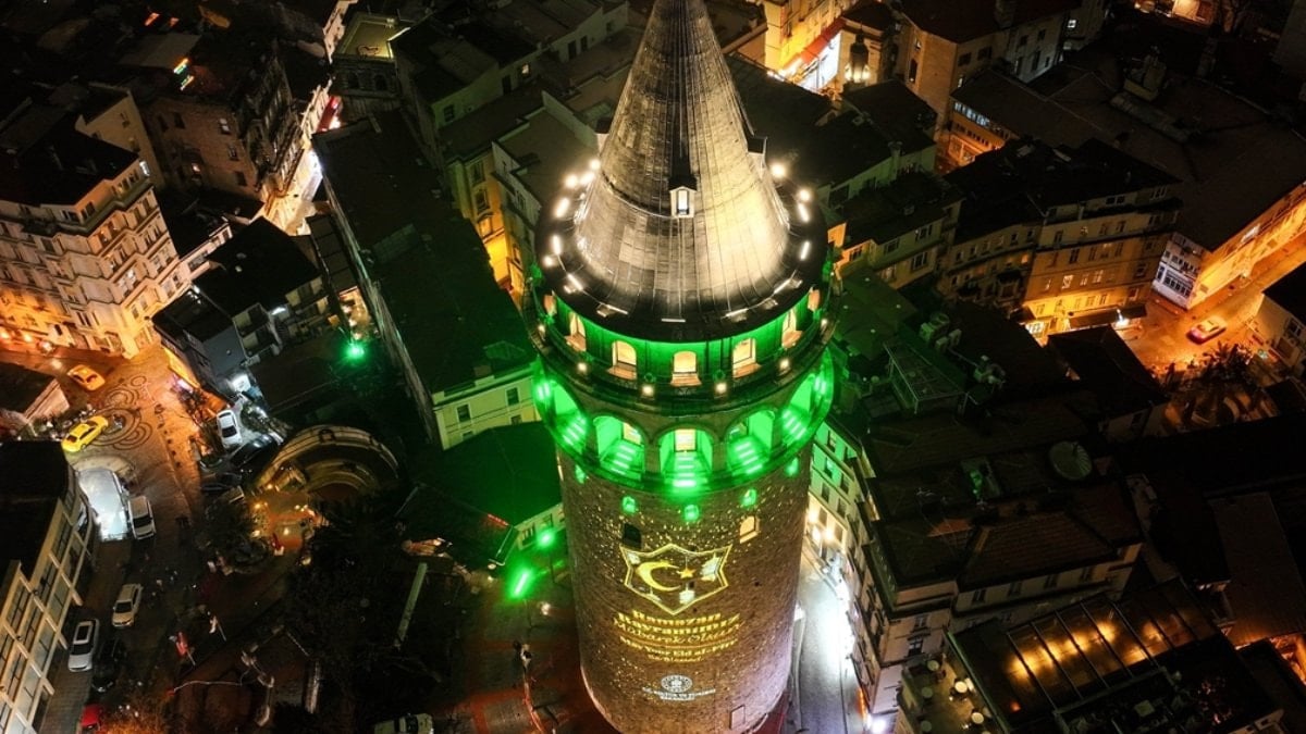Galata Kulesi'ne yansıtılan yazıyla Ramazan'a veda edildi