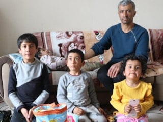 Hakkari'de 37 yaşındaki adam 4 evladına tek başına bakıyor