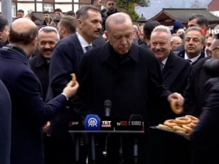 Cumhurbaşkanı Erdoğan, bayram namazı sonrası Rize simidi yedi