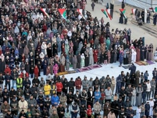 Ramazan Bayramı sabahında dünyada bayram namazı