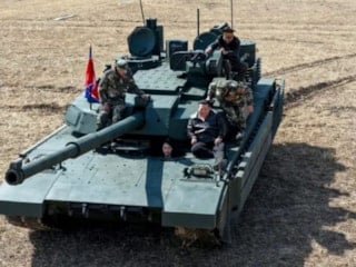 Kuzey Kore lideri Kim Jong-un'un kızı tank kullandı