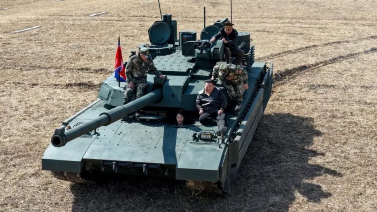 Kuzey Kore lideri Kim Jong-un'un kızı tank kullandı