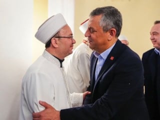 Özgür Özel, bayram namazını Manisa'da kıldı