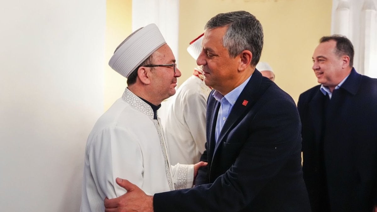 Özgür Özel, bayram namazını Manisa'da kıldı