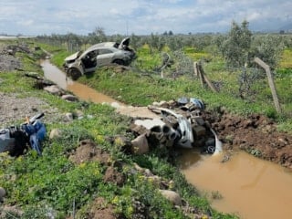 Hatay'da bir sürücü hurdaya dönen araçtan burnu kanamadan çıktı