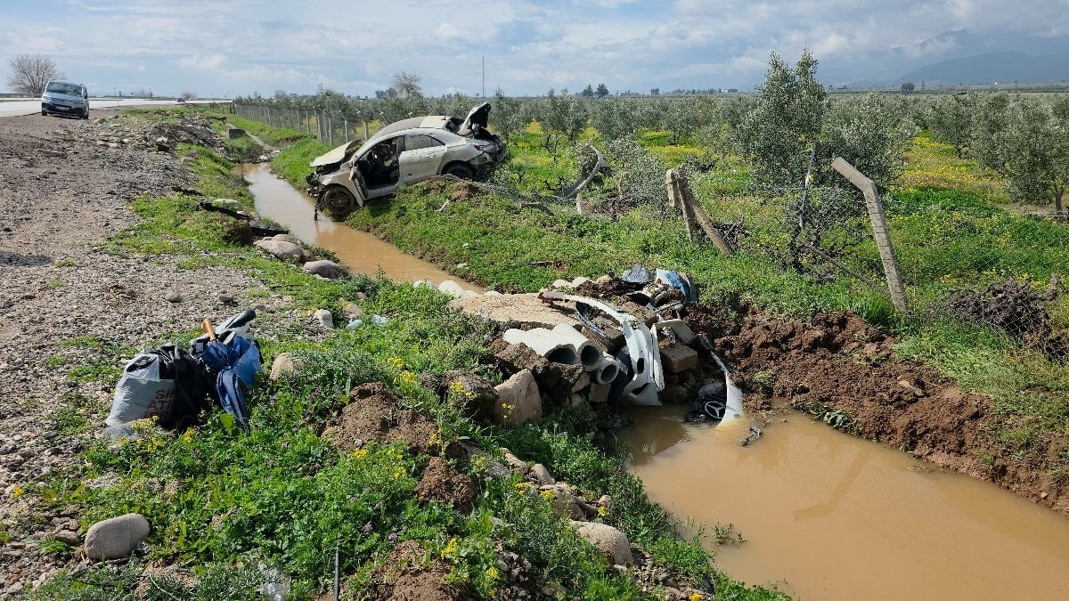 Hatay'da bir sürücü hurdaya dönen araçtan burnu kanamadan çıktı