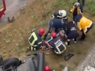 Bartın'da otomobil, kayganlaşan yolda istinat duvarını aşarak düştü: 1 yaralı