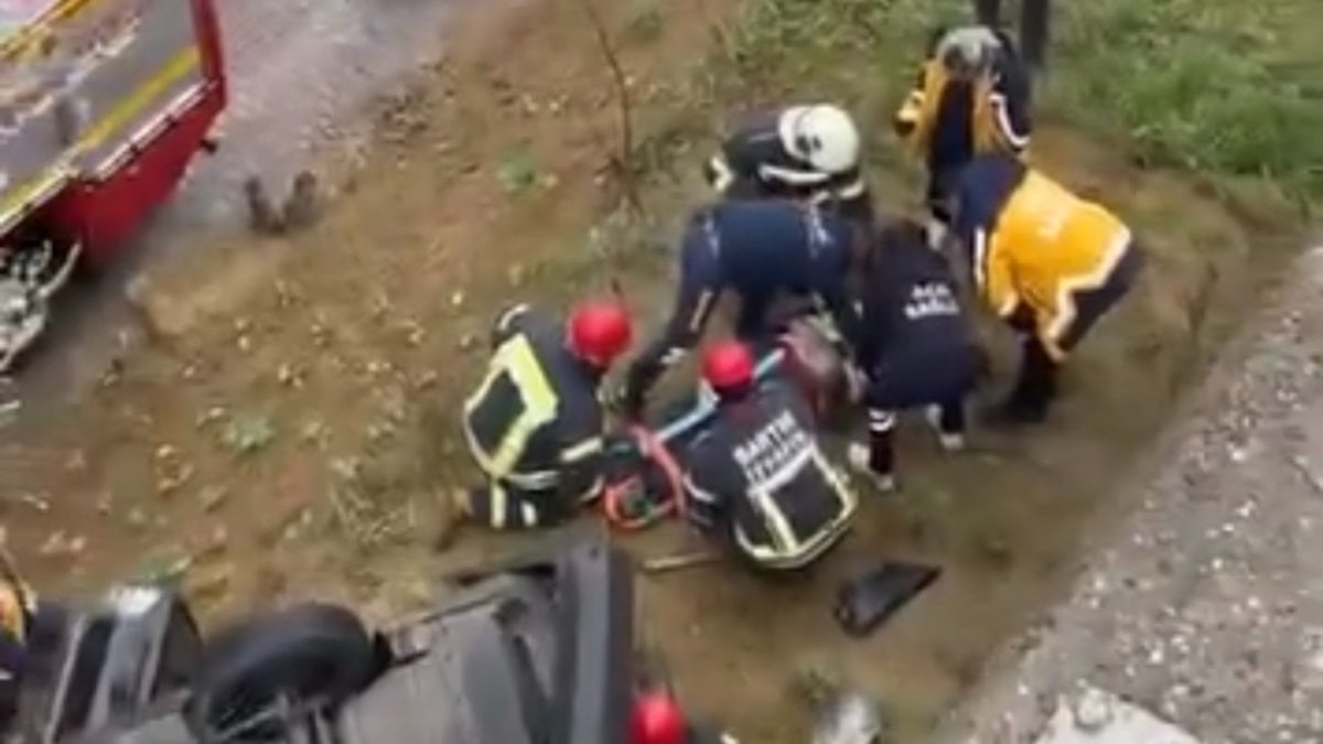 Bartın'da otomobil, kayganlaşan yolda istinat duvarını aşarak düştü: 1 yaralı