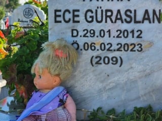 Hatay'daki deprem şehitliğinde hüzünlü bayram