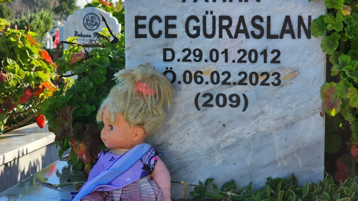 Hatay'daki deprem şehitliğinde hüzünlü bayram