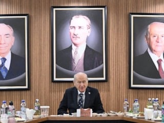 Devlet Bahçeli'ye yerli yarış otomobillerin prototipi hediye edildi