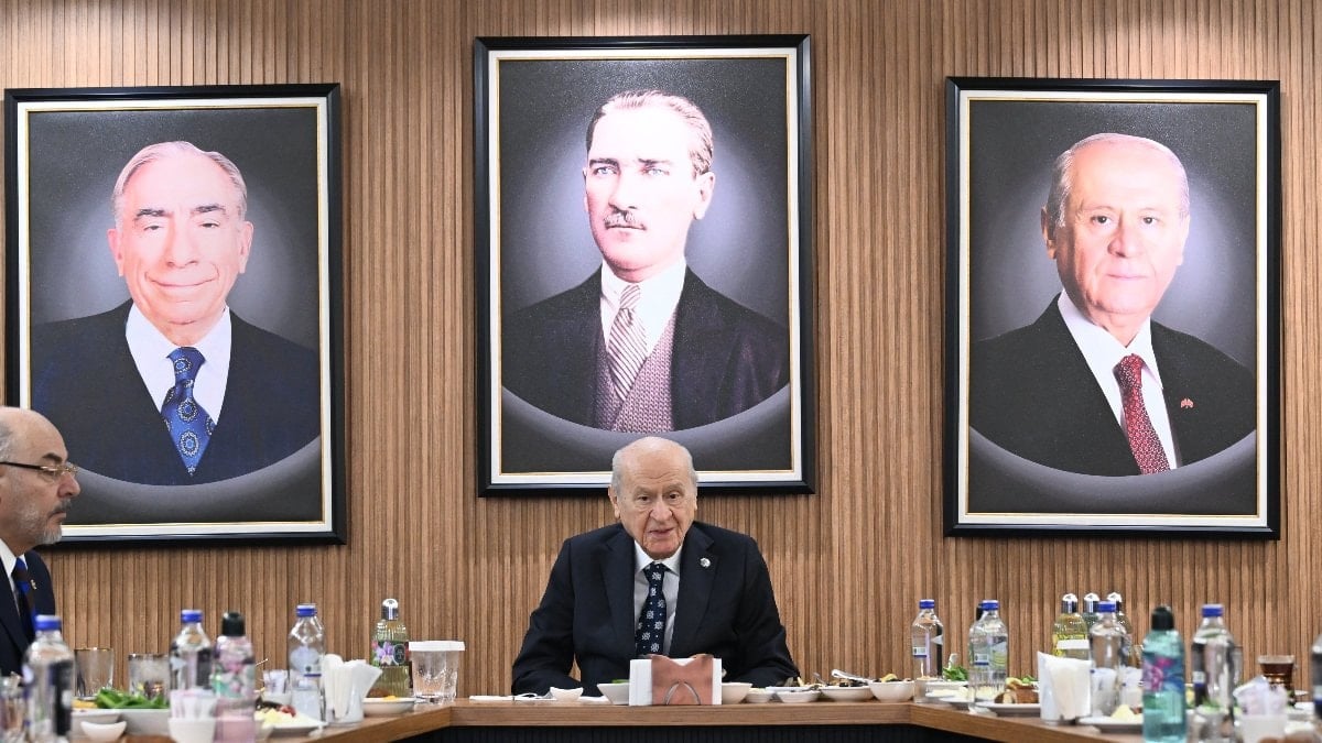 Devlet Bahçeli'ye yerli yarış otomobillerinin prototipi hediye edildi