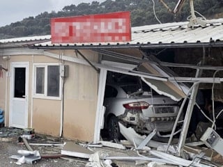 Hatay'da otomobilin prefabrik iş yerlerine çarptığı anlar kamerada
