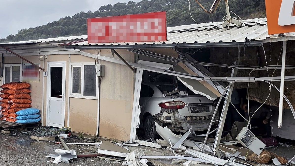 Hatay'da otomobilin prefabrik iş yerlerine çarptığı anlar kamerada