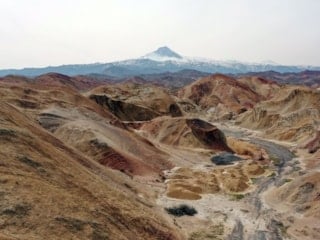 Iğdır'daki Gökkuşağı Tepeleri'nde karın erimesi ile beraber renkli görüntüler ortaya çıktı