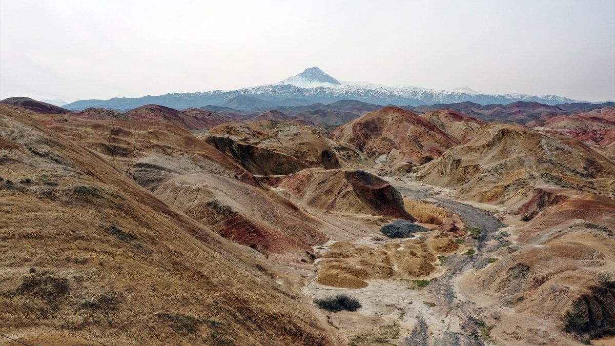 Iğdır'daki Gökkuşağı Tepeleri'nde karın erimesi ile beraber renkli görüntüler ortaya çıktı