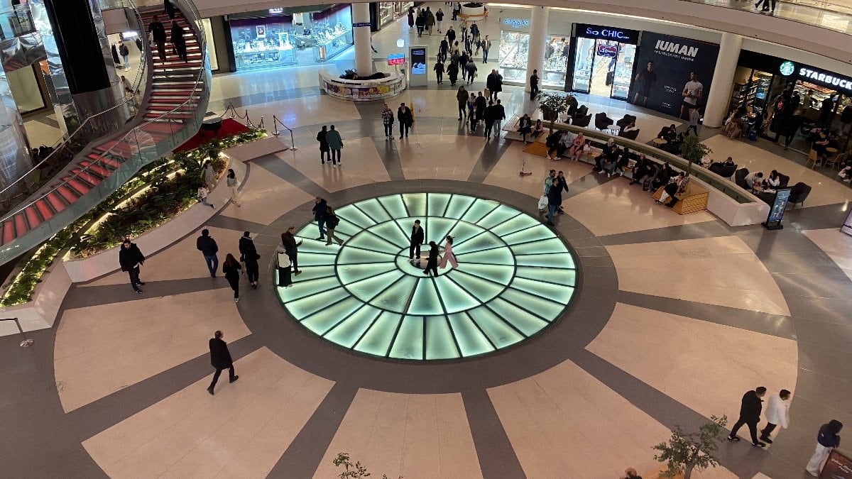 Bursa'da bayramın ilk gününde AVM'lerde yoğunluk oluştu