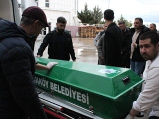 Boşanma aşamasındaki eşini mezarlıkta başından vurarak öldürdü