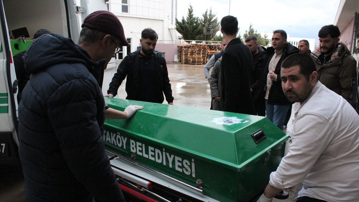Boşanma aşamasındaki eşini mezarlıkta başından vurarak öldürdü