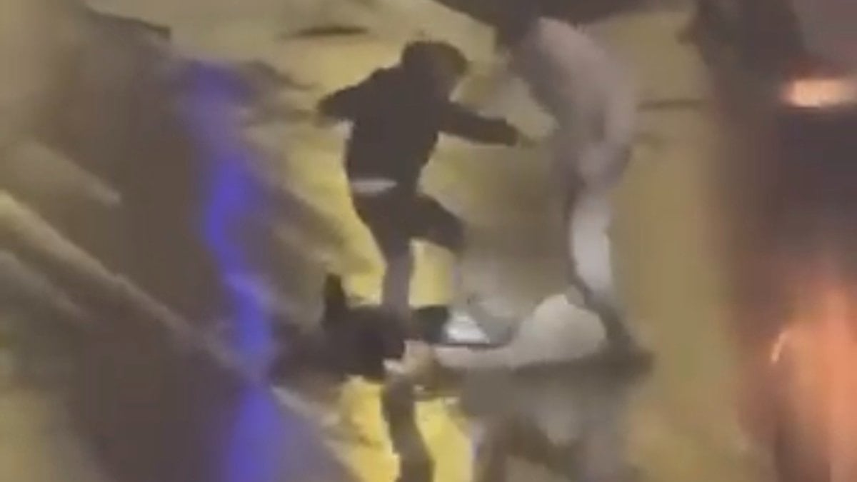 Kocaeli'de cadde ortasında tekme ve yumruklarla darbedildi