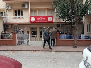 Adana'da bıçaklı saldırı: 17 yaşındaki çocuk öldü, 2 ağabeyi yaralandı