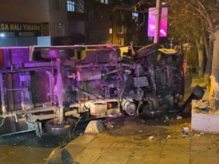İstanbul'da kamyonetin devrildiği kazada 3 kişi yaralandı
