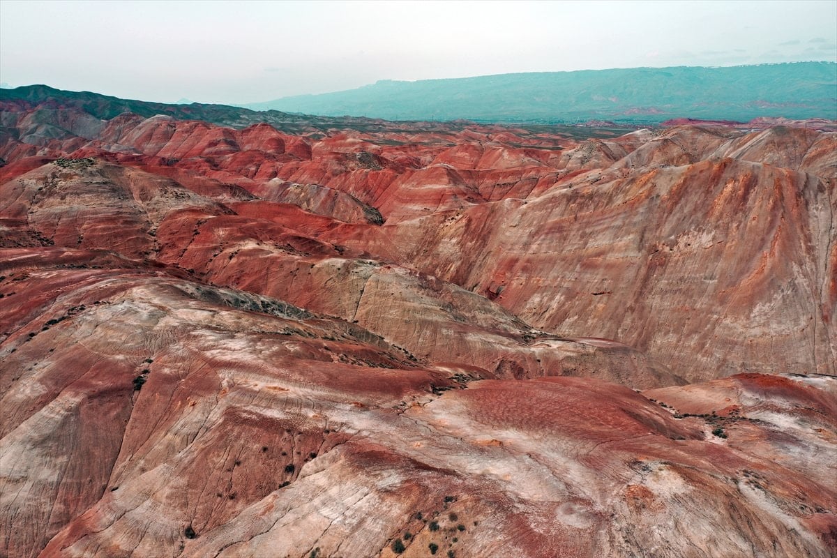 Iğdır'daki Gökkuşağı Tepeleri'nde renk cümbüşü