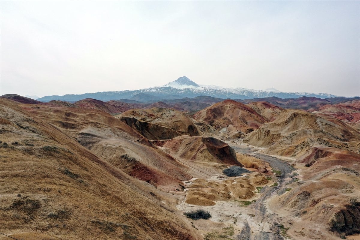 Iğdır'daki Gökkuşağı Tepeleri'nde renk cümbüşü