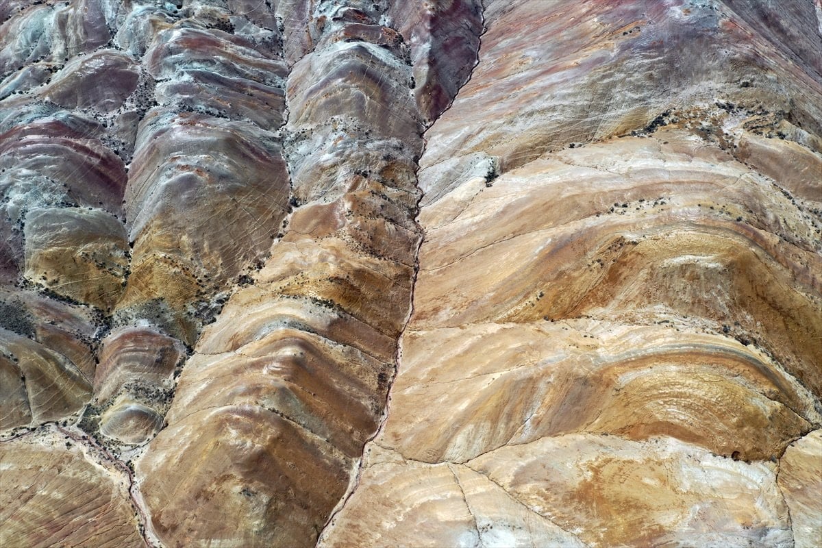 Iğdır'daki Gökkuşağı Tepeleri'nde renk cümbüşü