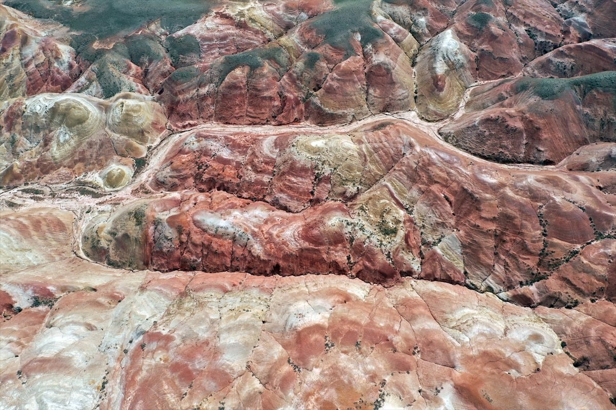 Iğdır'daki Gökkuşağı Tepeleri'nde renk cümbüşü