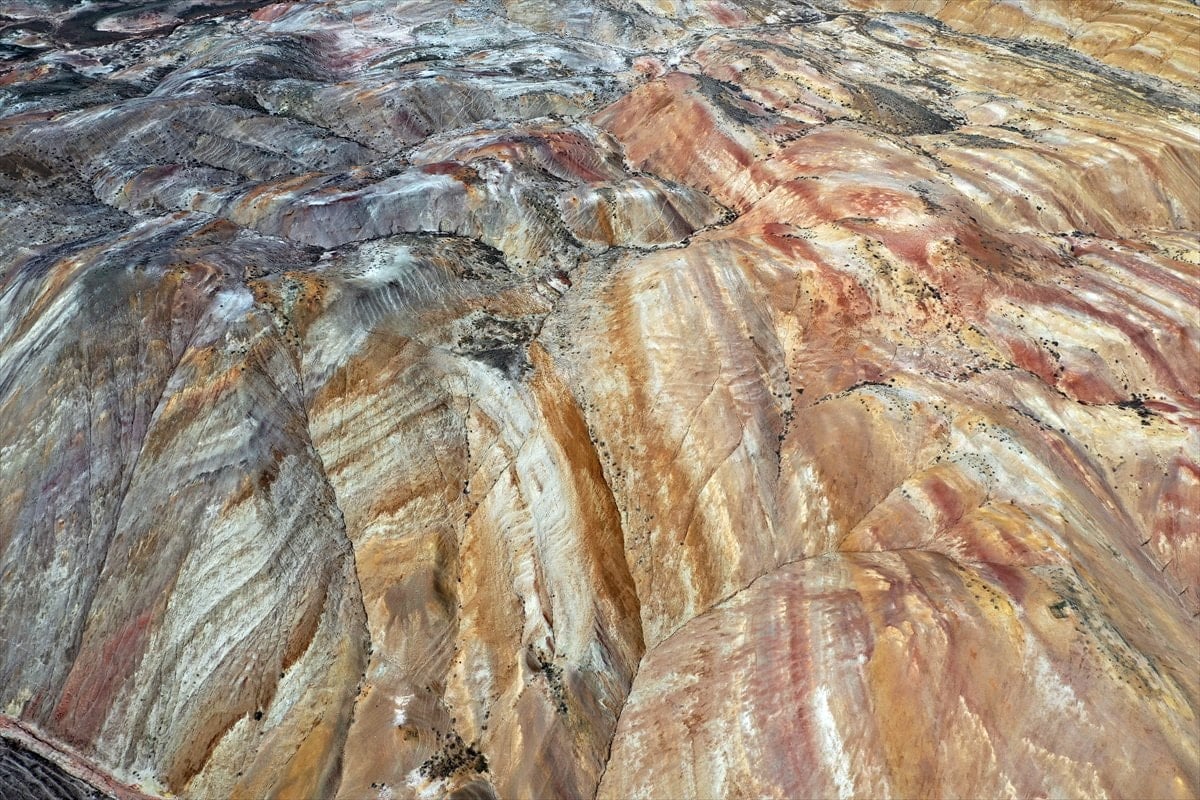 Iğdır'daki Gökkuşağı Tepeleri'nde renk cümbüşü