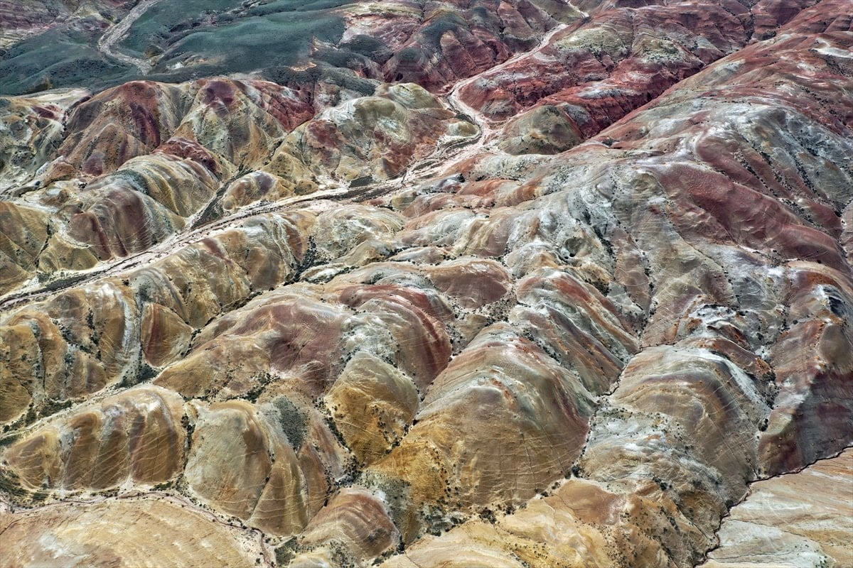 Iğdır'daki Gökkuşağı Tepeleri'nde renk cümbüşü