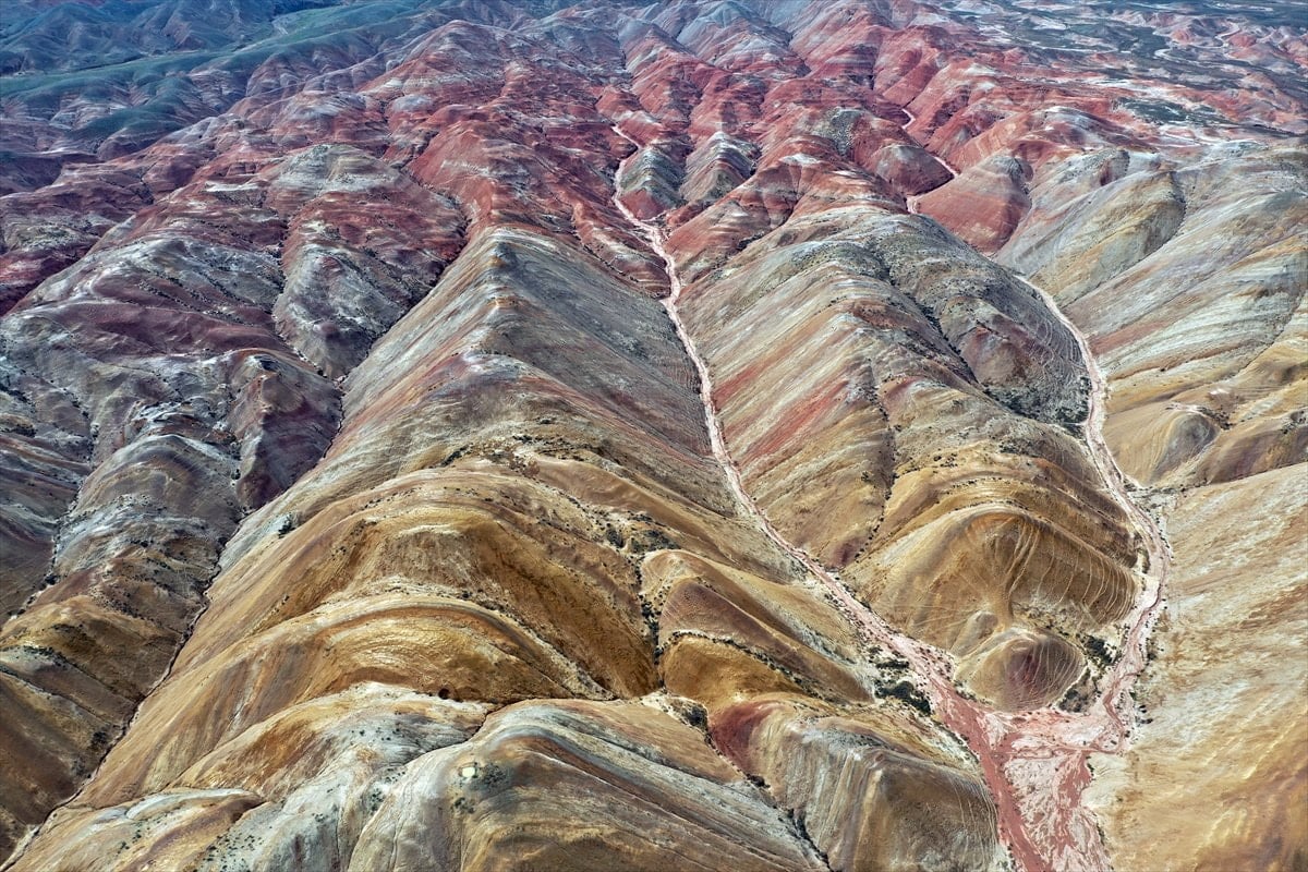 Iğdır'daki Gökkuşağı Tepeleri'nde renk cümbüşü