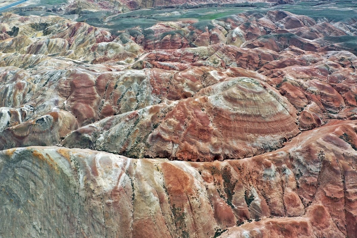 Iğdır'daki Gökkuşağı Tepeleri'nde renk cümbüşü